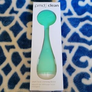 Facial cleansing device